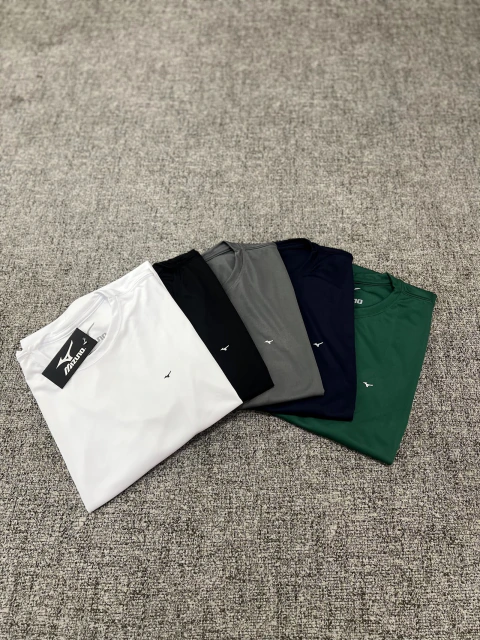 Camisetas dry fit Mizuno nas cores branco, preto, cinza, azul-marinho e verde