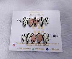 B&W Linear Style Almendra