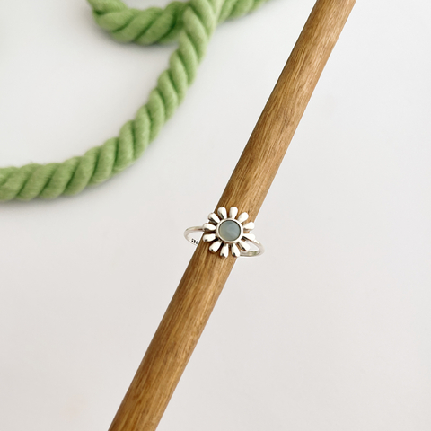 Anel Flor de Margarida com Pedra Calcedônia
