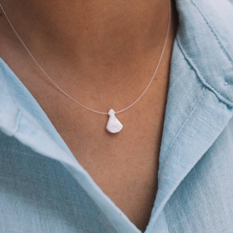 Gargantilha fio nylon nossa Senhora Aparecida na madrepérola - comprar online