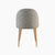 Silla Cheers con tapizado de pana gris claro y patas de madera clara, vista posterior.