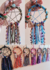 Conjunto de filtros dos sonhos de bruxa coloridos, pendurados com franjas decorativas.