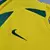 Detalhe da camisa retrô amarela da Seleção Brasileira, com logo da Nike em destaque.