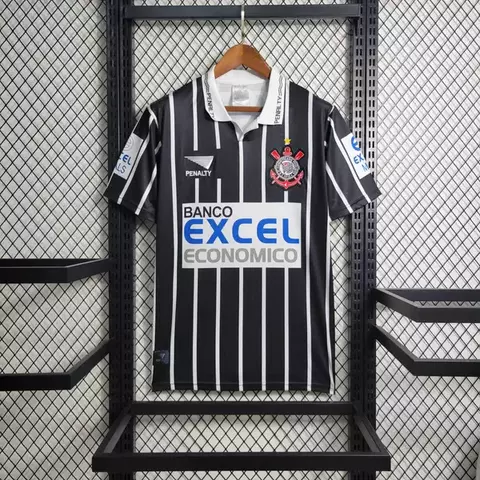 Camisa retrô preta do Corinthians, versão titular de 1997, com listras verticais brancas e logotipo do clube.