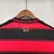 Camisa Flamengo Titular 25/26 na cor vermelha e preta, vista traseira com detalhe do logotipo do clube.