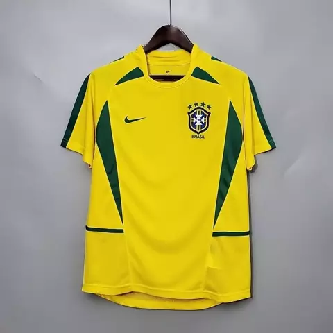 Camisa retrô amarela da Seleção Brasileira de futebol, modelo 2002, da Nike, com detalhes em verde e escudo do Brasil.