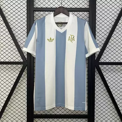 Camisa oficial da seleção argentina edição especial 25/26 azul e branca com listras verticais e logo dourado da AFA
