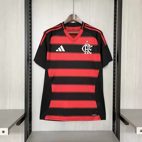 Camisa titular do Flamengo 25/26 nas cores vermelha e preta, com listras horizontais
