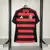 Camisa titular do Flamengo 25/26 nas cores vermelha e preta, com listras horizontais