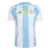 Camisa da Adidas para torcedores, modelo masculino da seleção argentina, nas cores branco e azul celeste, perfeita para os fãs de futebol.