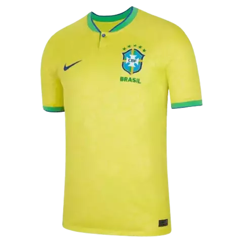 Camisa oficial da seleção brasileira de futebol 2022/23 na cor amarela com detalhes verdes e azul, logo da CBF e Nike