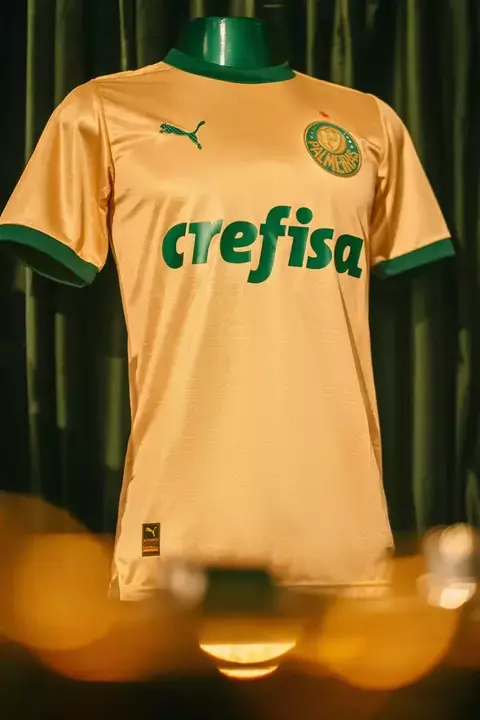 Camisa terceira do Palmeiras 24/25 em dourado e verde, exibida em um manequim.