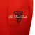 Logotipo da camisa retrô do Manchester United 2007/2008 em vermelho, exibindo o texto "The Red Devil" e um símbolo de um diabo com um tridente.