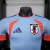 Camisa de treino azul claro da seleção japonesa de futebol masculino para a Copa de 2026, modelo Adidas com detalhes em vermelho
