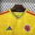 Camisa masculina amarela da seleção da Colômbia para a Copa 2026, modelo torcedor Adidas com detalhes em azul e vermelho