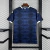 Camisa masculina azul da seleção da Escócia para a Copa 2026, modelo torcedor Adidas com detalhes brancos nos ombros e logo da Escócia no peito
