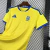 Camisa oficial da seleção masculina da Ucrânia 2026/2027, amarela com detalhes azuis e logo Adidas