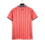 Camisa masculina rosa da seleção da Escócia para a Copa 2026, com listras verticais finas em azul, gola em V azul com detalhes brancos e logo Adidas branca no peito