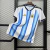 Camisa oficial da Seleção Argentina 2026/27 masculina, branca com listras verticais em azul, com detalhes dourados e logo Adidas