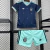 Kit infantil da seleção da Alemanha para a Copa 2026, com camisa azul escuro e shorts azul claro, fabricado pela Adidas