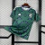 Camisa oficial da seleção da Arábia Saudita para a Copa do Mundo 2026, masculina, verde com detalhes em roxo e branco, fabricada pela Adidas