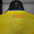 Camisa da seleção da Colômbia para a Copa do Mundo 2026, modelo jogador Adidas masculina, amarela com detalhes em vermelho e azul, manga longa