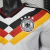 Camisa de manga longa branca da seleção da Alemanha para a Copa 2026, com detalhes em vermelho, preto e amarelo no peito, logo da Adidas e escudo da seleção com quatro estrelas