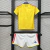 Kit infantil da seleção de futebol da Colômbia para Copa 2026, com camisa amarela e shorts brancos