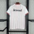Camisa branca estilo baseball do Arsenal US Pack 25/26 da Adidas com listras verticais vermelhas e detalhes em vermelho nas mangas e gola