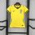 Camisa feminina da Seleção Brasileira 2026/27 na cor amarela com detalhes verdes, logo da CBF e cinco estrelas. Copa 2026