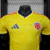 Camisa amarela da seleção da Colômbia para a Copa do Mundo 2026, modelo jogador Adidas masculino com detalhes em azul e vermelho