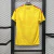 Camisa masculina amarela da seleção da Colômbia para a Copa 2026, modelo torcedor Adidas com detalhes em azul e vermelho