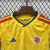 Kit infantil da seleção de futebol da Colômbia para Copa 2026, com camisa amarela e shorts brancos