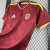 Camisa goleiro preta da seleção do Equador para a Copa 2026 com detalhes em padrão floral cinza, logo da Marathon e escudo dourado da seleção