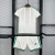 Kit infantil da seleção da Argélia para a Copa do Mundo 2026, camiseta branca com detalhes verdes e vermelhos e shorts brancos com faixas verdes