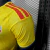 Camisa amarela da seleção da Colômbia para a Copa do Mundo 2026, modelo jogador Adidas masculino com detalhes em azul e vermelho