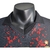 camisa-ac-milan-edicao-especial-23-24-jogador-masculina-preta-vermelha-detalhes-dourados-rafael-leao-alvaro-morata-pulisic