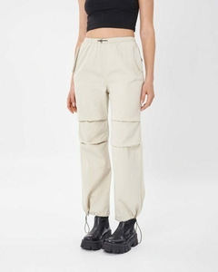 Pantalon Vertu Parachute Gabardina Samoa Beige - comprar online