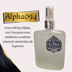 Frasco do perfume AP094 Alpha, inspirado na essência do Euphoria, com uma embalagem elegante e detalhes em dourado.