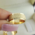 Conjunto de alianças em ouro 18k, modelo reto e fosco, com detalhes brilhantes.