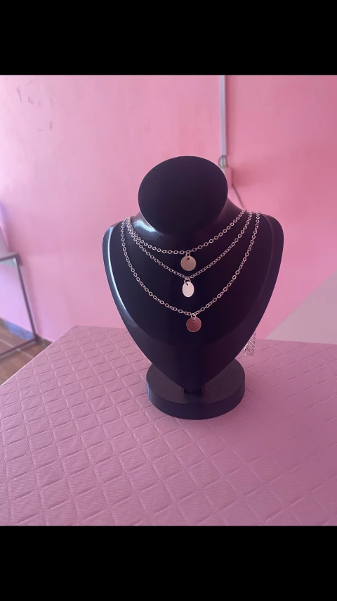 Colar triplo medalhas