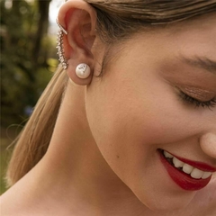 BRINCO EAR JACKET DE PÉROLA COM LETRA "A" CRAVEJADA E ZIRNÔNIAS BANHADO A RÓDIO - comprar online