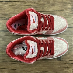 Nike SB Dunk Low Strangelove na internet