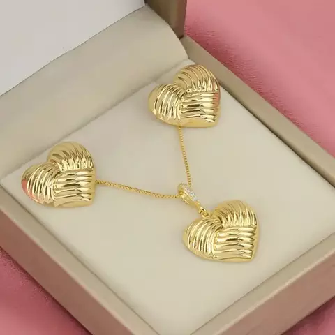 Conjunto de Brincos e Colar Coração com Detalhes e Contra Argola Cravejada