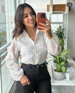 Camisa com manga bordada off white - comprar online