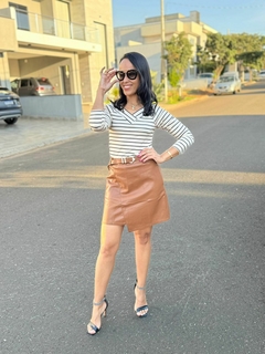 Blusa ombro à ombro listrada na internet