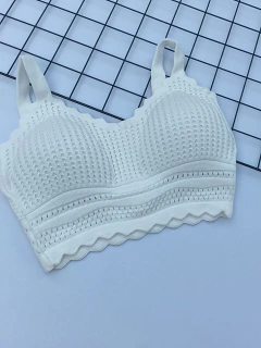 Top cropped de tricô com alças largas na internet