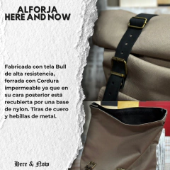 Imagen de ALFORJA MORRAL CLASSIC MEDIUM BEIGE SAFARI HERE AND NOW 20L