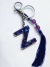 Chaveiro de resina em forma da letra Z, com estrelas azuis e enfeite de tassel azul.