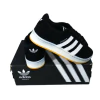 Zapatillas Adidas Campus 00s en color negro con detalles en blanco, sobre una caja con el logotipo de la marca.